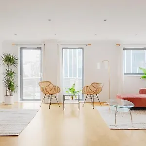 Apartment Riverside Two Bedroom In Canary Wharf, London