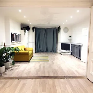 Apartment Spacious Multi-room, London